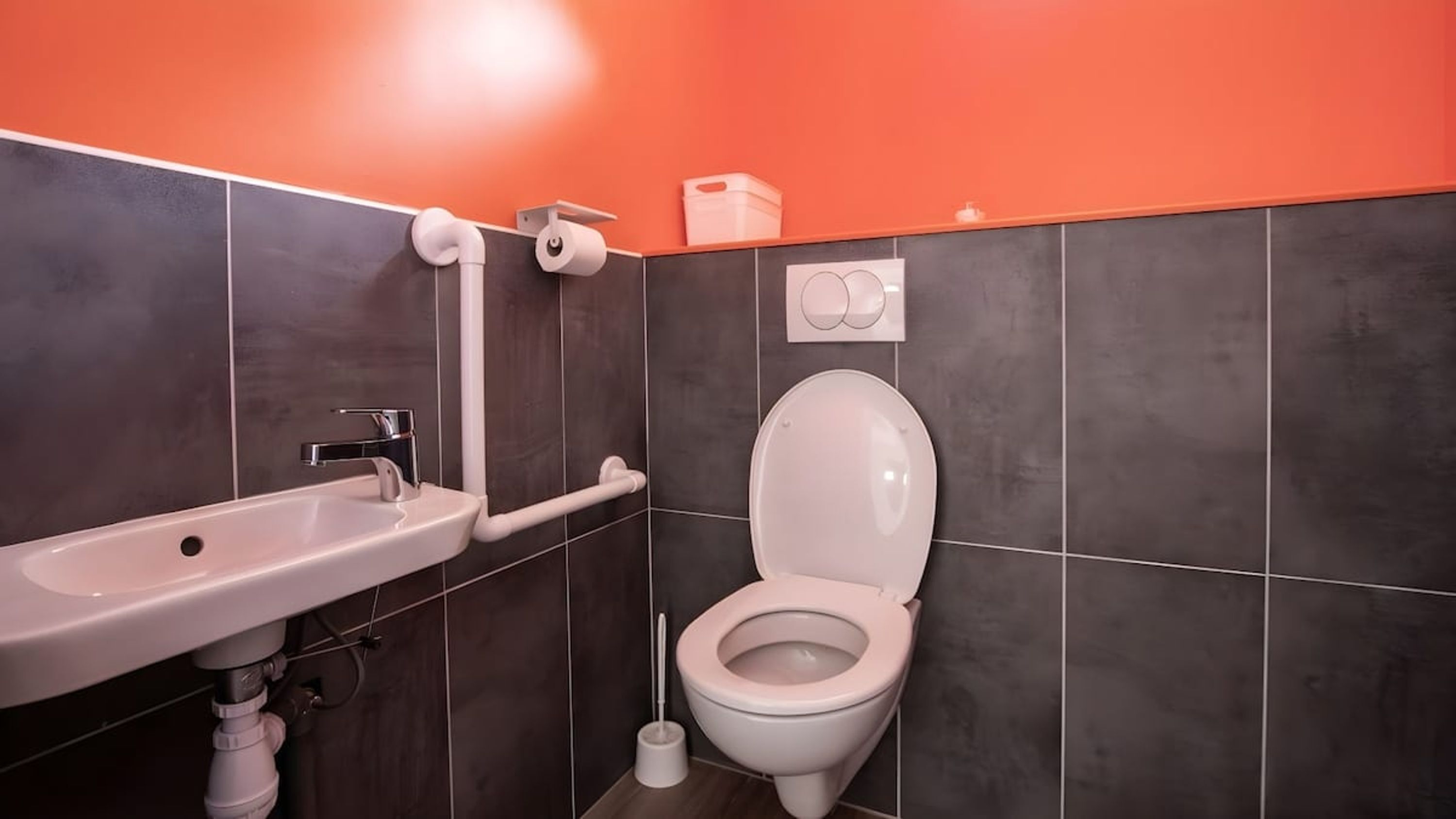 Een badkamer met een wit wastafel, toilet en bidet.