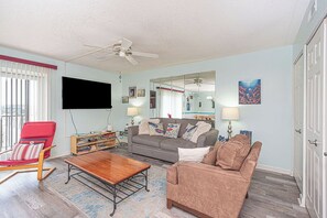Living area - Bright and sunny 2 Bedroom condo on north end on Ocean City, closer to North Park. Vacation at the Shore with Shoreline Properties (Ocean City)