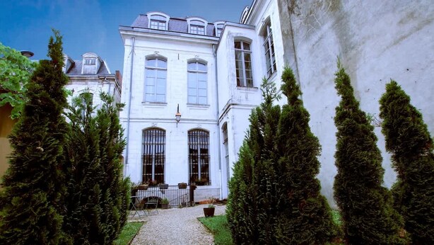 A white building with symmetrical windows and a central entrance. - Villa Basecque Appartement 2 Chambres (Arras)