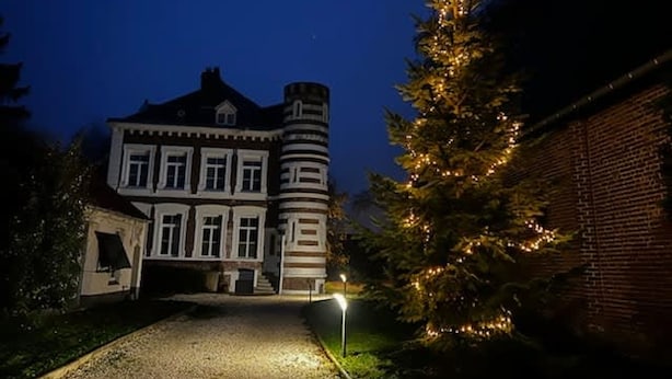 A large, historic building with a prominent tower, a well-lit pathway, and a decorated Christmas tree. - Geantgw Principale Appt Appartement Confort - Propri t Art et Histoire (Aire-sur-la-Lys)