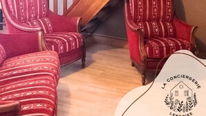 A staircase with wooden railings and a red upholstered chair with a striped pattern. - L Authentique Wifi Parking 4pers Carvin Centre (Carvin)