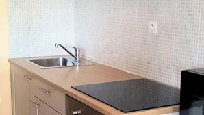 A kitchen with a sink, cabinets, and a stove. - L Authentique Wifi Parking 4pers Carvin Centre (Carvin)