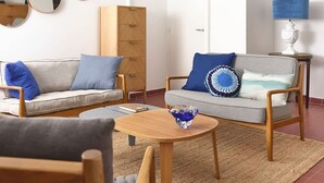 A living room with two sofas, a coffee table, a lamp, and a mirror on the wall. - Chez Rosalie et Jacob - la Cite des Electriciens (Bruay-la-Buissiere)
