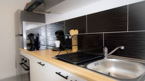 A kitchen with a stainless steel sink, black tiled backsplash, and a wooden countertop. - Player 3 Wifi Jeux Parking Lave Linge 6 Pers (Noeux-les-Mines)