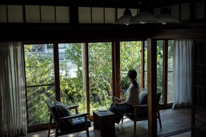 Interior - A hideaway surrounded by nostalgia gently welcomes you. In the good old appearance illuminated by a faint light, feeling the warmth filled with peace and slumber gently melting into each other. (名古屋市)