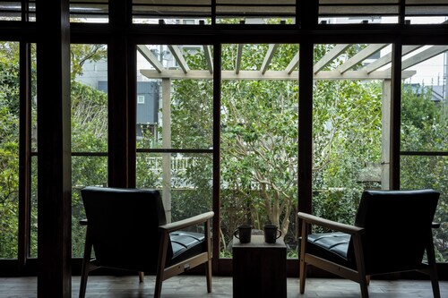 A hideaway surrounded by nostalgia gently welcomes you. In the good old appearance illuminated by a faint light, feeling the warmth filled with peace and slumber gently melting into each other.