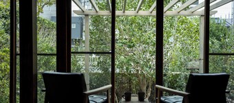 A hideaway surrounded by nostalgia gently welcomes you. In the good old appearance illuminated by a faint light, feeling the warmth filled with peace and slumber gently melting into each other.