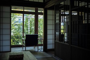 Interior - A hideaway surrounded by nostalgia gently welcomes you. In the good old appearance illuminated by a faint light, feeling the warmth filled with peace and slumber gently melting into each other. (名古屋市)