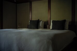 Room - A hideaway surrounded by nostalgia gently welcomes you. In the good old appearance illuminated by a faint light, feeling the warmth filled with peace and slumber gently melting into each other. (名古屋市)