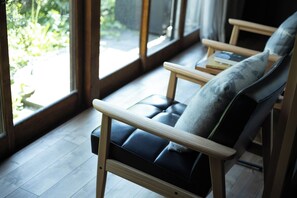 Interior - A hideaway surrounded by nostalgia gently welcomes you. In the good old appearance illuminated by a faint light, feeling the warmth filled with peace and slumber gently melting into each other. (名古屋市)