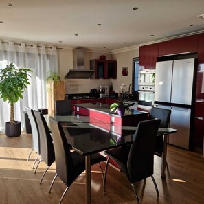 Private kitchen - La maison aux palmiers, swimming pool, spa (Sorigny)