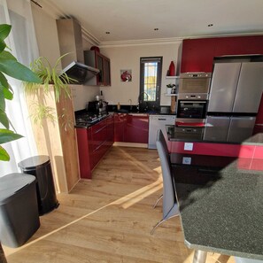 Private kitchen - La maison aux palmiers, swimming pool, spa (Sorigny)