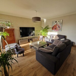 Living area - La maison aux palmiers, swimming pool, spa (Sorigny)
