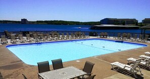 Pool - Daylight Cove Lakefront Chic (Lake Ozark)