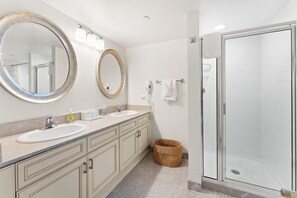 Towels - Brighton 1208G Ocean view studio (Myrtle Beach)