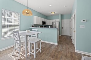 Dining - Cross Gate 104 - End Unit, Lake View, Pool (Surfside)