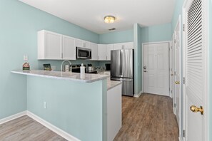 Fridge, microwave, oven, stovetop - Cross Gate 104 - End Unit, Lake View, Pool (Surfside)