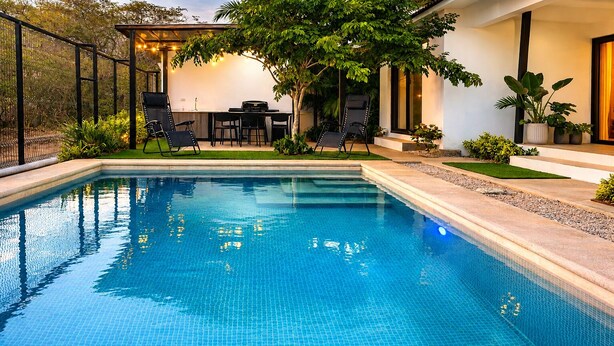 A swimming pool with a patio area, including chairs and a table. - Villa 3 bedrooms / 3 bathrooms • Private swimming pool - Tamarindo (Tamarindo)