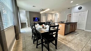 Townhome - flera sängar - tillgång till pool - utsikt mot poolen (Sweet Retreat At Bella Vida) | Restauranger