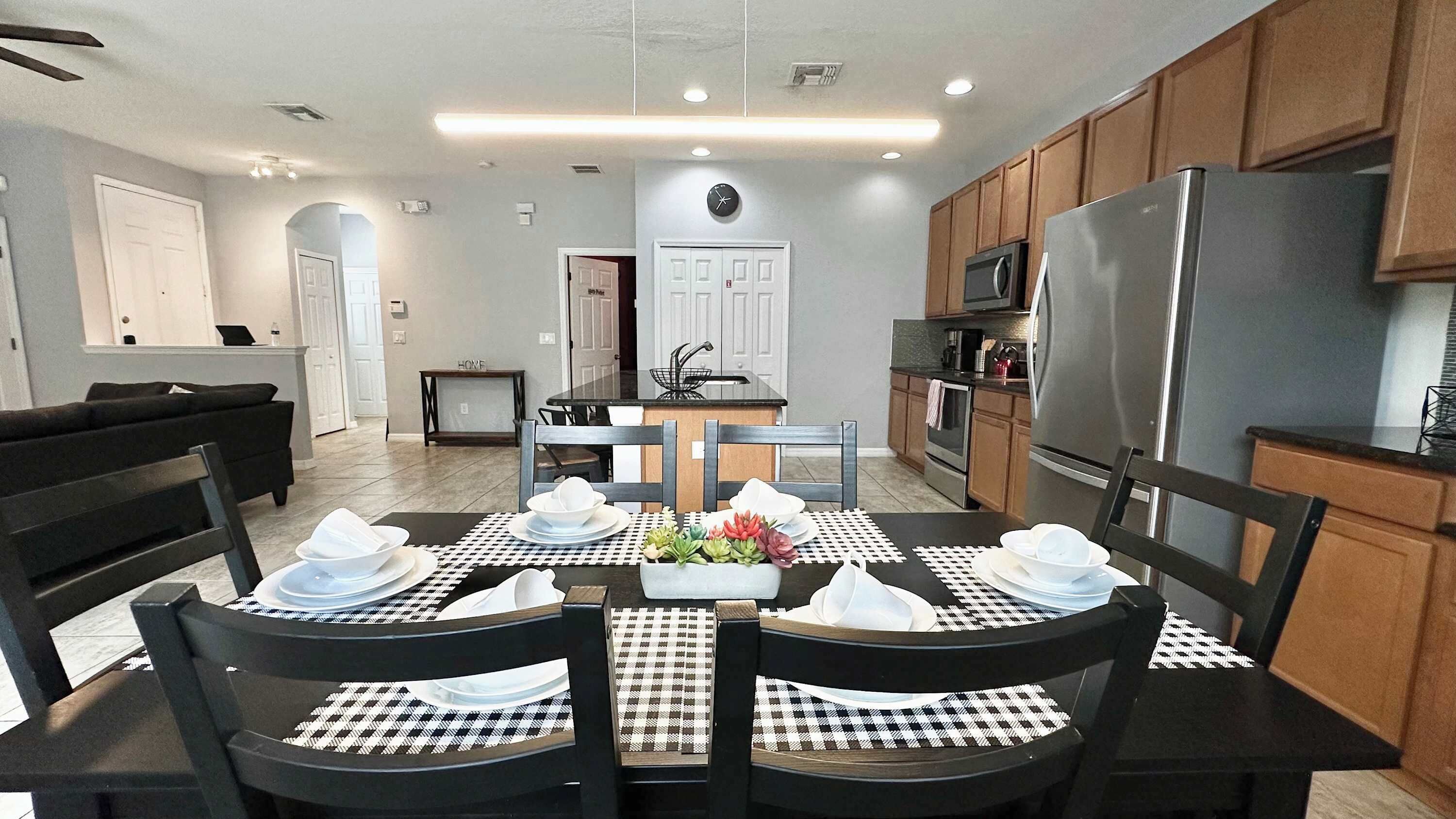 Nhà liên kế, nhiều giường, có thể sử dụng hồ bơi, quang cảnh hồ bơi (Sweet Retreat At Bella Vida) | Khu ăn uống