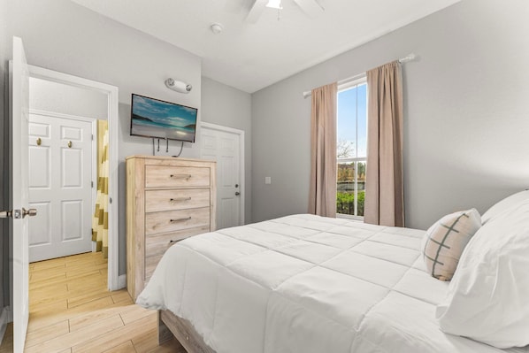 Pientalo, useita sänkyjä, patio, näköala puutarhaan (Palm Garden at Regal)