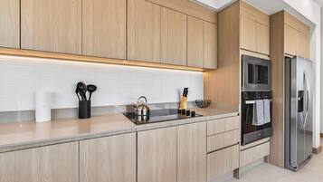 Refrigerador, microondas, placa de cocina, lavavajillas