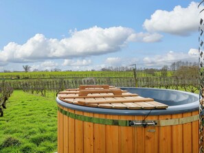 Outdoor spa tub - Vine View (Halesworth)