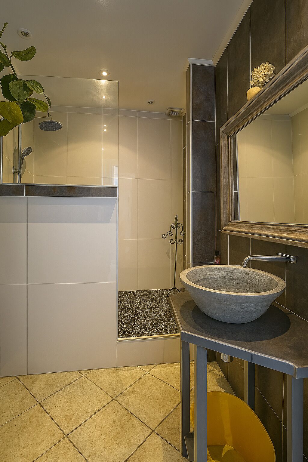 Een douche, een haardroger, handdoeken, zeep