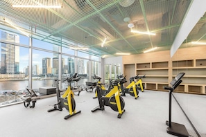 Ein Fitnessraum mit Ergometer, Rudergerät und Laufband.