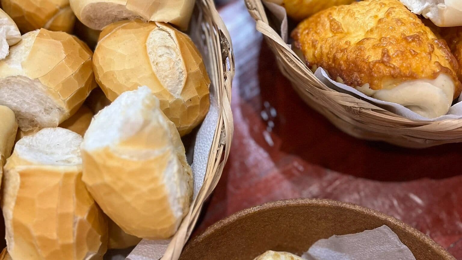 Variedad de panes en cestas.