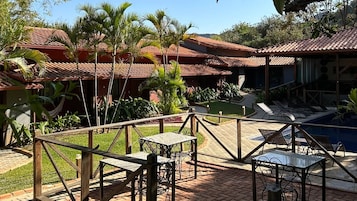 Un complejo turístico con varias edificaciones, mobiliario exterior y piscina.