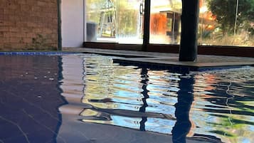 Una piscina techada, 2 piscinas al aire libre