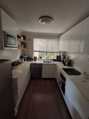 Fridge, microwave, oven, stovetop - North Beach Apartment, walk to Stuart Park or Cliff Road (North Wollongong)