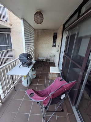 Outdoor dining - North Beach Apartment, walk to Stuart Park or Cliff Road (North Wollongong)