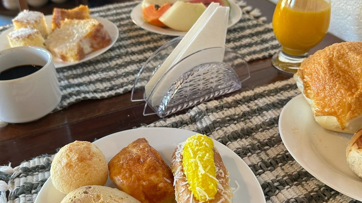 بوفيه فطور مجانًا يوميًا