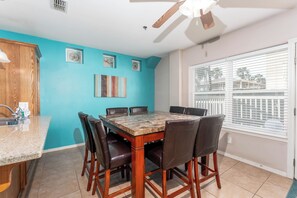 Dining - Star Beachside - Marlin Cottages 1 - Beautiful Condo, Family Friendly, Swimming & Kiddie Pool, Spa, Short Walk to the Beach (South Padre Island)