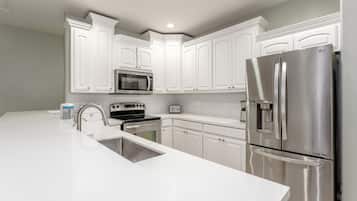 Fridge, microwave, stovetop, dishwasher