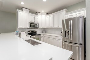 Fridge, microwave, stovetop, dishwasher - Palmetto Villa - Renovated Townhome With Private Pool! (South Padre Island)