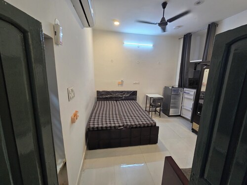 Peaceful 1BHK 🌿 WiFi near by GT Mall, Airport” ✅ Jawahar circle malviya nagar