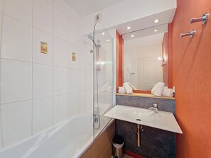 Studio Supérieur 4 personnes | Bathroom - Terres de France - Domaine Val d'Amboise (Amboise)