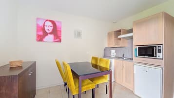 Studio, 2 Einzelbetten | Speisen