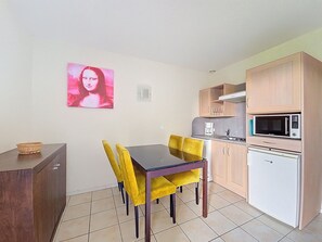 Estúdio, 2 camas de solteiro | Opções para refeição