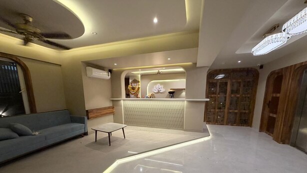 Ein modernes Interieur mit einer Couch, einem kleinen Tisch und einer Theke mit Dekoration.