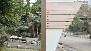 Schild für das Hotel Avenue Inn mit Pfeilen, die zu Suiten mit Badewanne, Superior Zimmern, Konferenzsaal, Bankettraum und Parkplatz weisen.