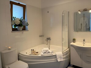 Hair dryer, towels, soap, toilet paper - One-of-a-Kind Farm Villa - 3 min to Sandy beach + Kalyves! 20 min to Chania. (Kalives)