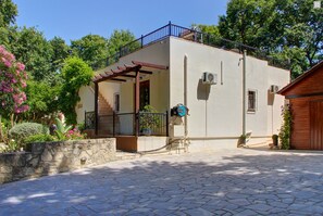 Exterior - One-of-a-Kind Farm Villa - 3 min to Sandy beach + Kalyves! 20 min to Chania. (Kalives)