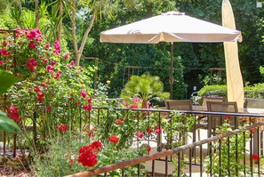 Outdoor dining - One-of-a-Kind Farm Villa - 3 min to Sandy beach + Kalyves! 20 min to Chania. (Kalives)