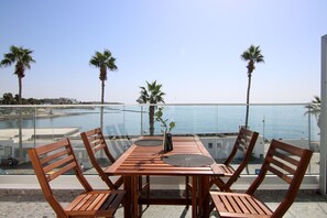 Outdoor dining - Phaedrus Living: Seafront Residence Lighthouse 52 (Paphos)
