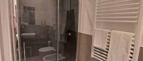 Dusche, Haartrockner, Bidet, Handtücher