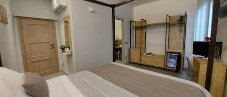 Tabla de planchar con plancha, wifi gratis y ropa de cama